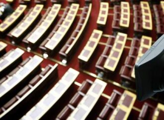 Στις 12 ξεκινάει η σύγκρουση για την oικονομία στη Βουλή -Ποιοι και για πόση ώρα θα μιλήσουν