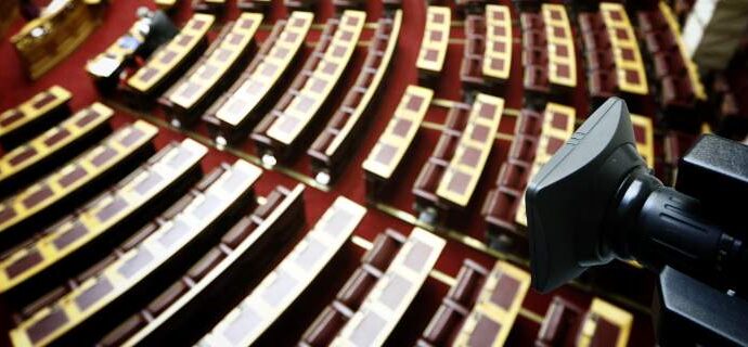 Στις 12 ξεκινάει η σύγκρουση για την oικονομία στη Βουλή -Ποιοι και για πόση ώρα θα μιλήσουν