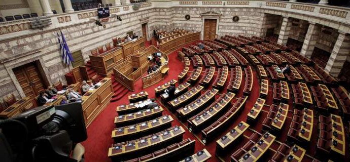 Το μεσημέρι η προ ημερησίας συζήτηση στη Βουλή για την οικονομία
