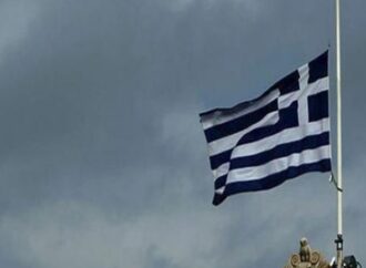 Αίγυπτος: Μεσίστιες οι σημαίες της Ελληνικής Κοινότητας Καΐρου, σε ένδειξη πένθους για τους νεκρούς από τις πυρκαγιές