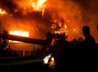 Φωτιά ΤΩΡΑ: Φόβοι και για τρίτο νεκρό από τις φονικές πυρκαγιές στην Αττική