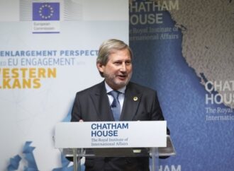 Η Κομισιόν λύνει την παρεξήγηση με τις δηλώσεις Χαν για τα σύνορα Ελλάδας- Αλβανίας