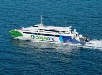 Καταμαράν προσέκρουσε σε βράχια στο λιμάνι της Ραφήνας. Με πλοία του Λιμενικού απομακρύνθηκαν οι 215 επιβάτες