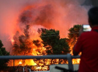 Κατατέθηκε η πρώτη μήνυση για τη φονική πυρκαγιά στο Μάτι
