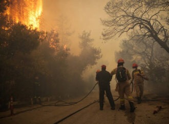 Φωτιά τώρα – Καίγεται η Ελλάδα: Ανεξέλεγκτα μέτωπα σε Κινέτα και Πεντέλη – Καίγονται σπίτια