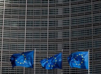Κομισιόν: Έκτακτη βοήθεια 20 εκατ. ευρώ για τους πρόσφυγες στα ελληνικά νησιά