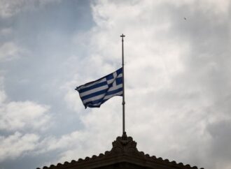 Μεσίστια η σημαία στη Βουλή