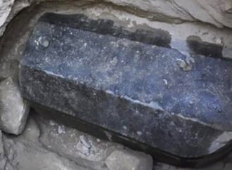 Μυστηριώδης μαύρη σαρκοφάγος βρέθηκε σε αρχαιολογική ανασκαφή στην Αίγυπτο