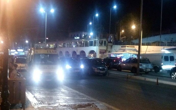 Ξεκίνησε η μεταφορά πληγέντων με λεωφορεία από το λιμάνι της Ραφήνας