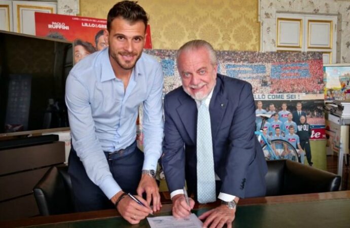 Ποδόσφαιρο: Παίκτης της Νάπολι και επίσημα ο Καρνέζης!