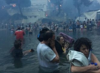 Συγκλονιστικά βίντεο από το Μάτι: Μητέρες με τα παιδιά στην αγκαλιά στη φλεγόμενη Αργυρά Ακτή