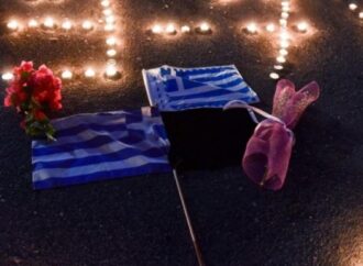 Σύνταγμα: Εκατοντάδες πολίτες για τα θύματα από τις φωτιές