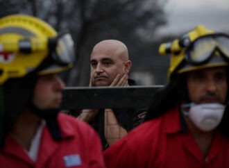 Φωτιά: Η σοκαριστική στιγμή που αντικρίζουν τους 26 νεκρούς αγκαλιασμένους στο Κόκκινο Λιμανάκι