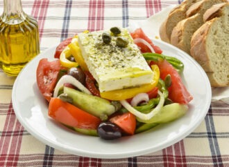 Χωριάτικη σαλάτα με ψωμί: Πόσες θερμίδες έχει