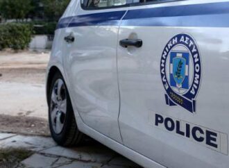 Επεισόδια στην ΑΣΟΕΕ: Περιπολικό δέχθηκε επίθεση – Αστυνομικός πυροβόλησε στον αέρα