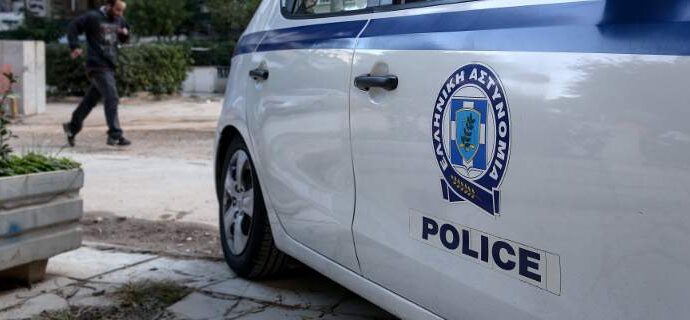 Επεισόδια στην ΑΣΟΕΕ: Περιπολικό δέχθηκε επίθεση – Αστυνομικός πυροβόλησε στον αέρα