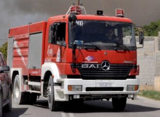 Ηράκλειο: Μάχη με τις φλόγες για την κατάσβεση πυρκαγιάς σε αποθήκη στον Δήμο Αρχανών Αστερουσίων