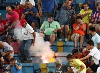Βίντεο-ντοκουμέντο για τη φωτοβολίδα : Η στιγμή που οπαδός του ΠΑΟΚ την πετάει σε φίλους του Πανιωνίου