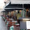 Κρήτη: Μαζεύουν τις παράνομες τέντες των καφέ από τουριστικό πεζόδρομο του Ηρακλείου
