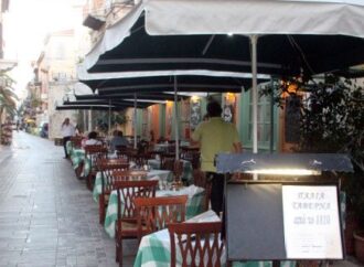 Κρήτη: Μαζεύουν τις παράνομες τέντες των καφέ από τουριστικό πεζόδρομο του Ηρακλείου