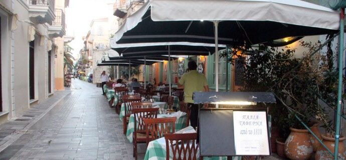 Κρήτη: Μαζεύουν τις παράνομες τέντες των καφέ από τουριστικό πεζόδρομο του Ηρακλείου