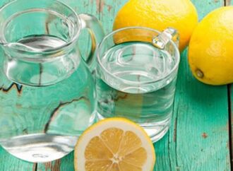 Νερό με λεμόνι: Τα 4 σημαντικά οφέλη του για το δέρμα