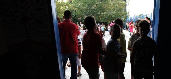 Απίστευτο περιστατικό: Επεσε ανεμιστήρας οροφής στα κεφάλια παιδιών σε σχολείο της Θεσσαλονίκης
