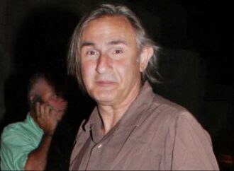 Ξανά στο σανίδι ο Άκης Σακελλαρίου μετά την περιπέτεια της υγείας του