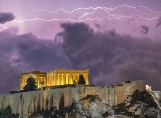 Γιατί δεν πρέπει ποτέ να κάνεις μπάνιο κατά τη διάρκεια μιας καταιγίδας -Τι μπορεί να σου συμβεί