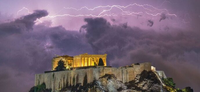 Γιατί δεν πρέπει ποτέ να κάνεις μπάνιο κατά τη διάρκεια μιας καταιγίδας -Τι μπορεί να σου συμβεί