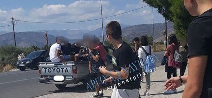 Στην Αργολίδα δεν έχουν σχολικό και μεταφέρουν τους μαθητές στην καρότσα αγροτικού [εικόνα]