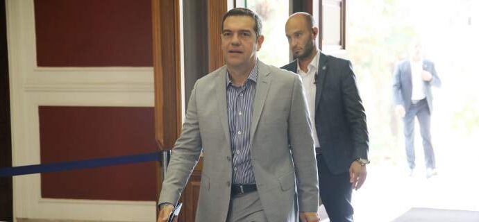 Eφτασε στο γραφείο του στη Θεσσαλονίκη ο Aλέξης Τσίπρας [εικόνες]