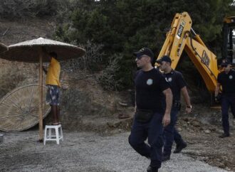 Πήγαν μπουλντόζες στην Ανάβυσσο -Κατεδαφίζουν αυθαίρετα κτίσματα ξενοδοχείου στον αιγιαλό [εικόνες]