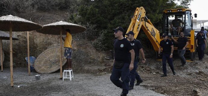 Πήγαν μπουλντόζες στην Ανάβυσσο -Κατεδαφίζουν αυθαίρετα κτίσματα ξενοδοχείου στον αιγιαλό [εικόνες]