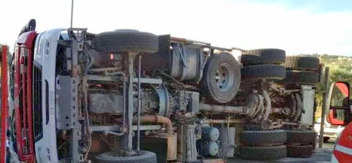 Ανετράπη πυροσβεστικό όχημα στο Αργοστόλι -Δύο τραυματίες [εικόνα]