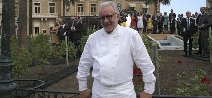 Ο κορυφαίος σεφ Αλέν Ντουκάς μαγειρεύει στο Λούβρο