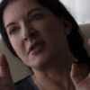 Επίθεση στην περφόρμερ Μαρίνα Αμπράμοβιτς -Αγνωστος της φόρεσε πίνακα… κολάρο [βίντεο]