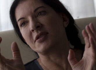 Επίθεση στην περφόρμερ Μαρίνα Αμπράμοβιτς -Αγνωστος της φόρεσε πίνακα… κολάρο [βίντεο]