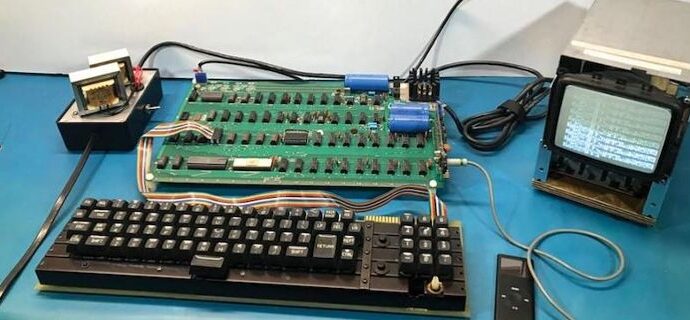 Υπολογιστής Apple-1 του 1976 έπιασε 375.000 δολάρια σε δημοπρασία