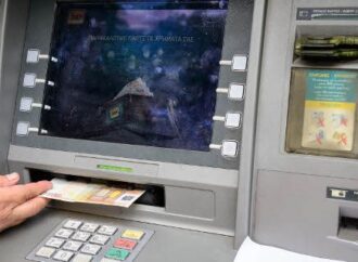 Τι ισχύει, πλέον, με τα capital controls -Οι τράπεζες ενημερώνουν με 29 ερωταπαντήσεις τους πολίτες