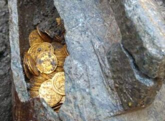 Εκατοντάδες χρυσά νομίσματα βρέθηκαν στο υπόγειο ενός παλαιού θεάτρου στην Ιταλία [εικόνες]