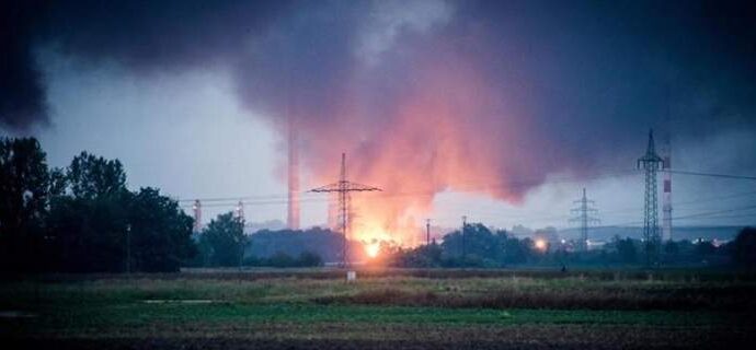 Γερμανία: Εκρηξη και πυρκαγιά σε διυλιστήριο – 8 τραυματίες [εικόνες & βίντεο]