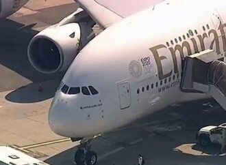 Emirates: Τέλος η καραντίνα στο αεροσκάφος -Επιβάτες και πλήρωμα εξετάστηκαν από τους γιατρούς