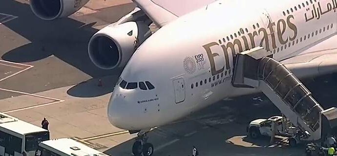Emirates: Τέλος η καραντίνα στο αεροσκάφος -Επιβάτες και πλήρωμα εξετάστηκαν από τους γιατρούς