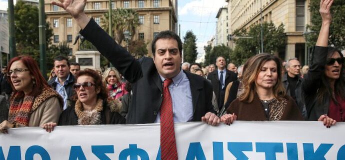 Διπλά βάρη για αυτοαπασχολούμενους γιατρούς, δικηγόρους, μηχανικούς- Αναδρομικές εισφορές από το 2017