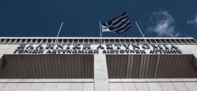 Οδηγός ταξί βρήκε παιδί 5 ετών να περιπλανιέται έξω από το Πεδίον του Αρεως -Το μετέφερε στη ΓΑΔΑ