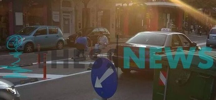 Απίστευτο, αλλά ελληνικό: Εβαλαν καρέκλες στη μέση του δρόμο και ήπιαν… καφέ [εικόνα]