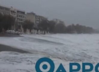 Ο κυκλώνας Ζορμπάς έφτασε στην Καλαμάτα – Τεράστια κύματα [εικόνες & βίντεο]