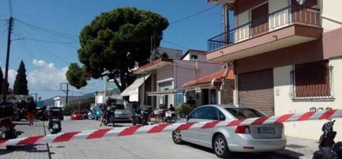Φονικό στην Καβάλα: Σε ένα παγκάκι «λουσμένο» με αίματα βρήκαν τον 24χρονο που σκότωσε τους παππούδες του