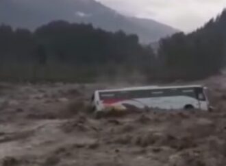 Τρομακτικό βίντεο: Λεωφορείο παρασύρεται από ορμητικά νερά στην Ινδία